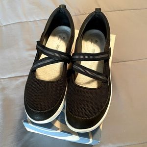 CloudSteppers by Clarks 7.5 slip on sneaker! Worn once.